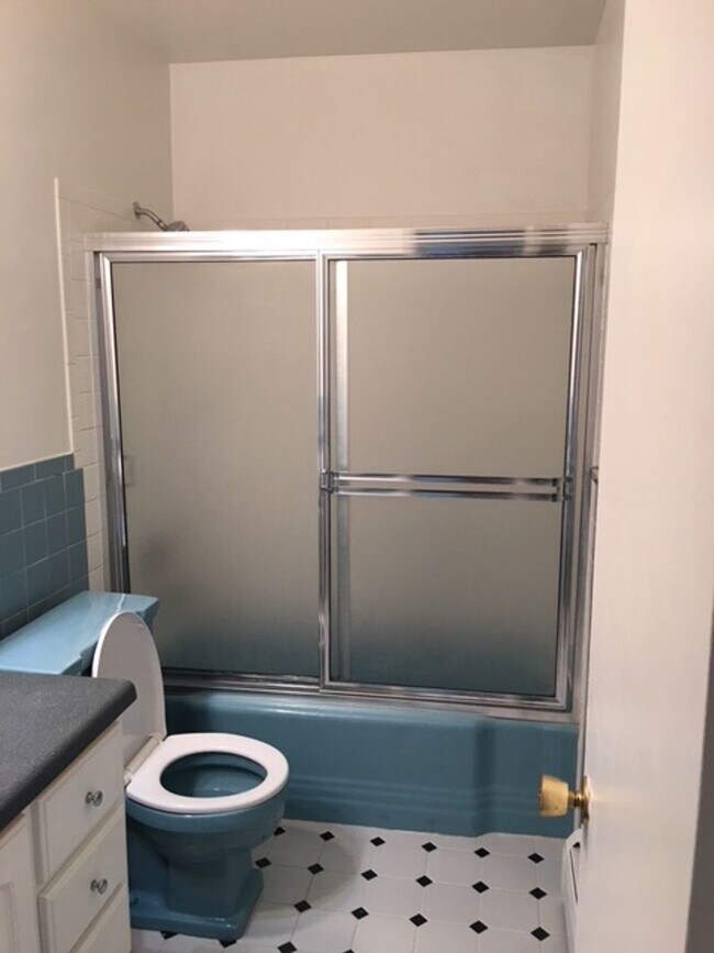 Building Photo - AMAZING LOCATION NEAR CAMPUS 2 Bed 1 Bath Condo-AVAILABLE NOW!