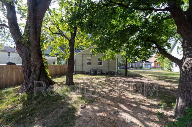 Building Photo - 419 N Beville Ave