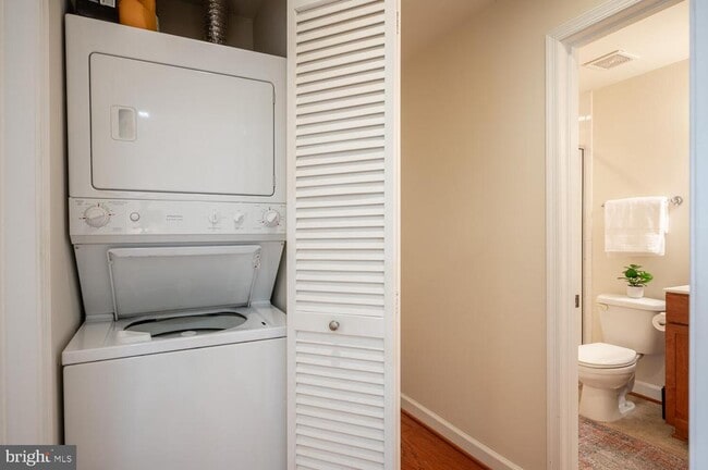 Building Photo - 4113 S Four Mile Run Dr