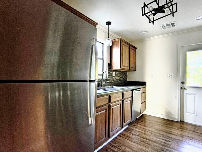 Building Photo - 206 S Elm St
