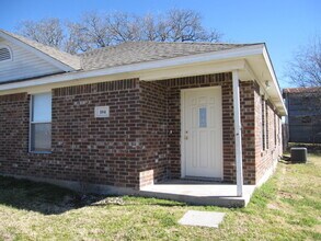 Building Photo - 3/2 INCLUDES LAWN & TRASH!!!