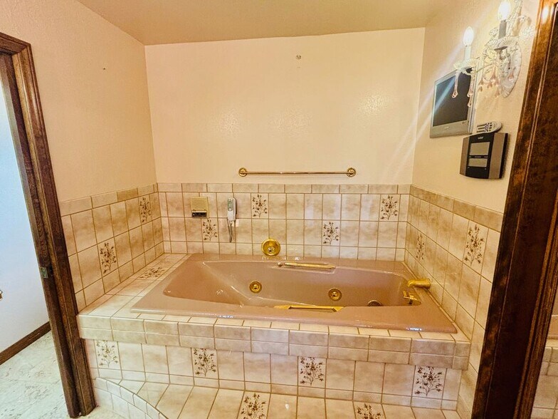 Building Photo - 527 Westlake Dr