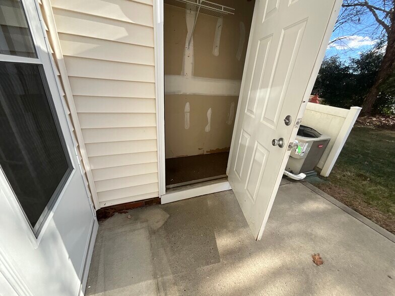 Outside Storage - 1965 Charlotte Hwy