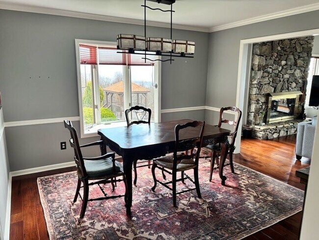 Building Photo - 1403 Fleetwood Plaza