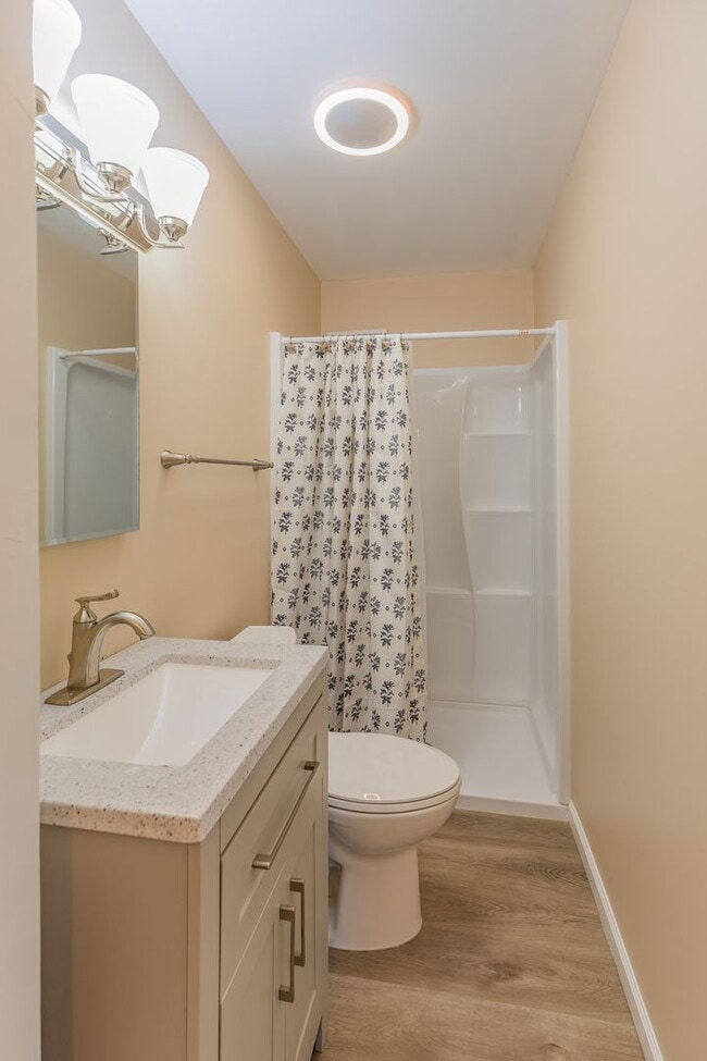 Building Photo - Spacious 4 Bedroom Home