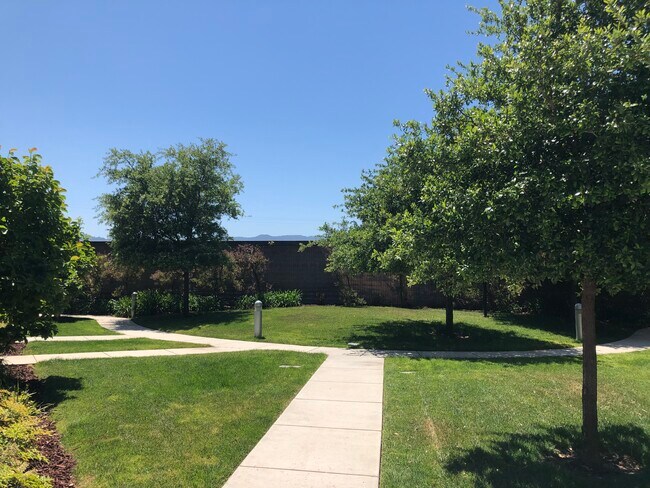 Building Photo - 1252 Water Lily Way