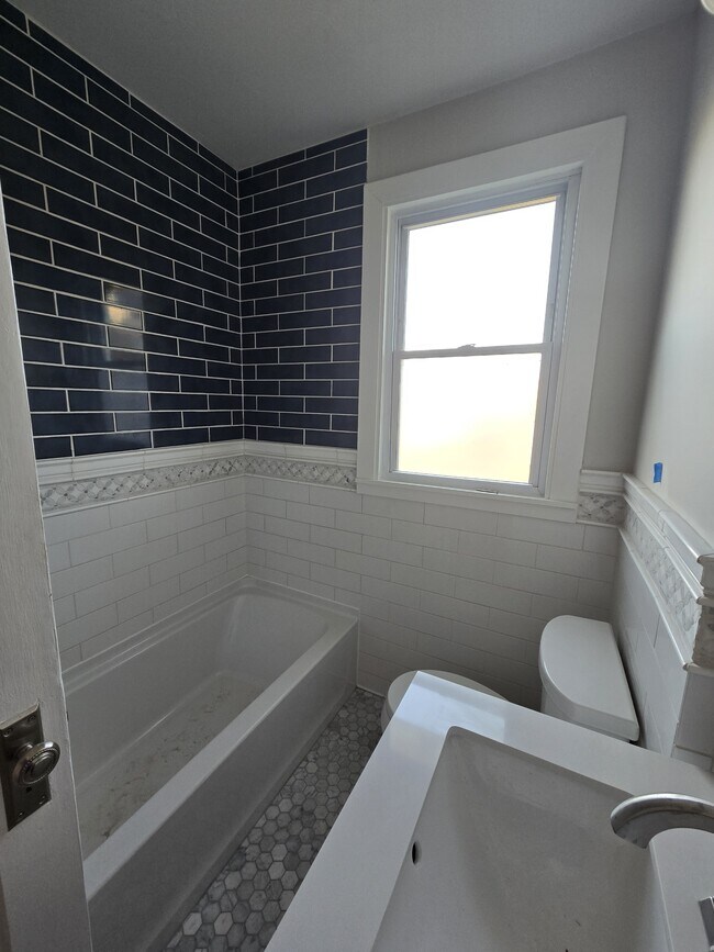 Building Photo - 434 Creek Ave