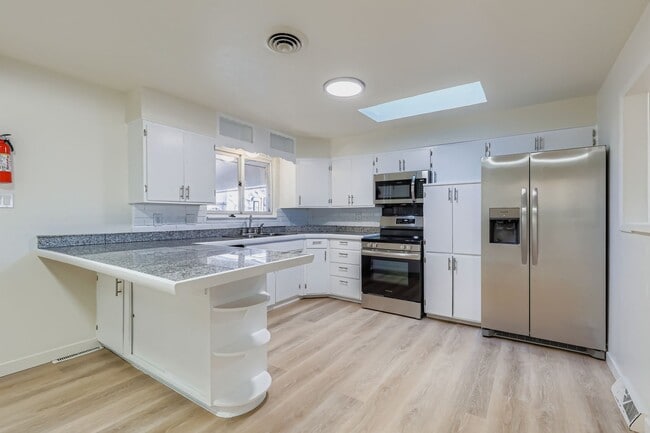 Building Photo - 4945 Wyandot St