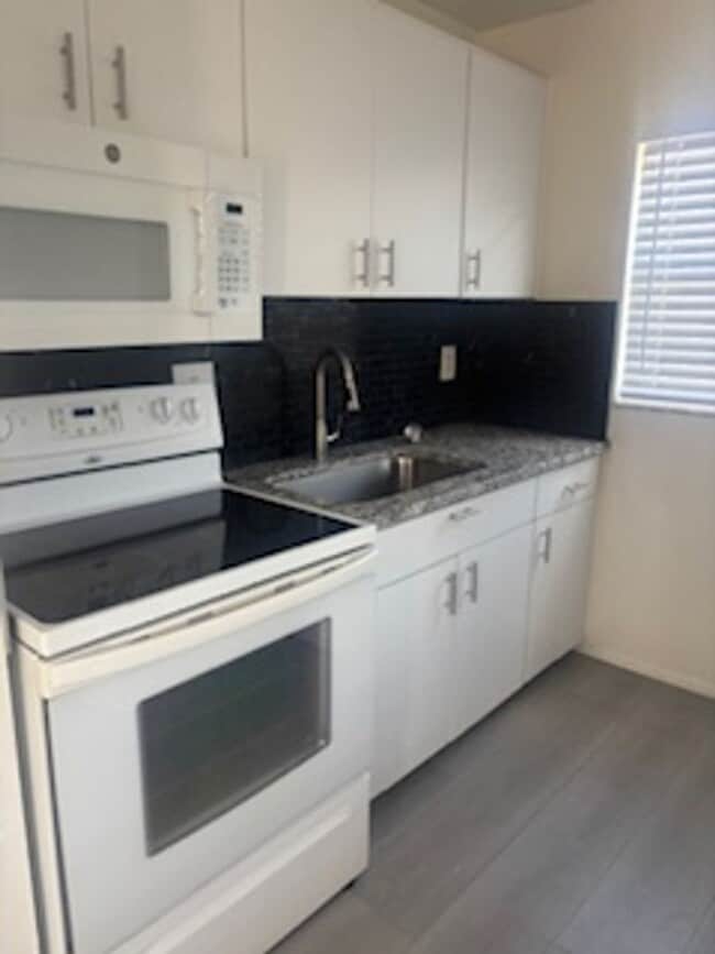 Primary Photo - 2802 Banza St