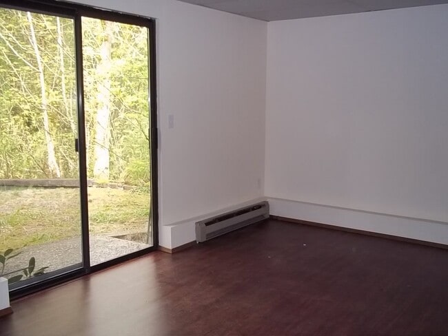 Building Photo - Bellevue Home with Some Nice Upgrades and ...