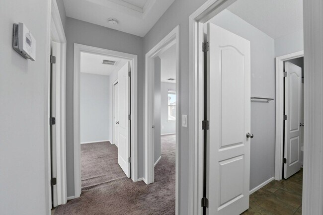Building Photo - 2220 S Ponderosa Dr