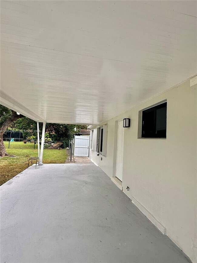 Building Photo - 3400 SW 17th St