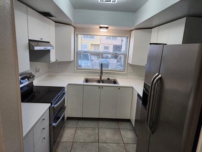 Building Photo - 3001 S Pines Dr