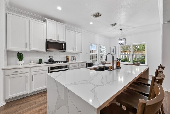 Building Photo - 66 S Longsford Cir