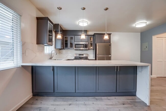 Interior Photo - 822 N. Inglewood Ave