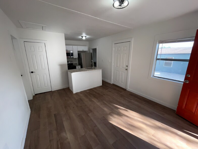 Building Photo - 610 SE 13th Terrace