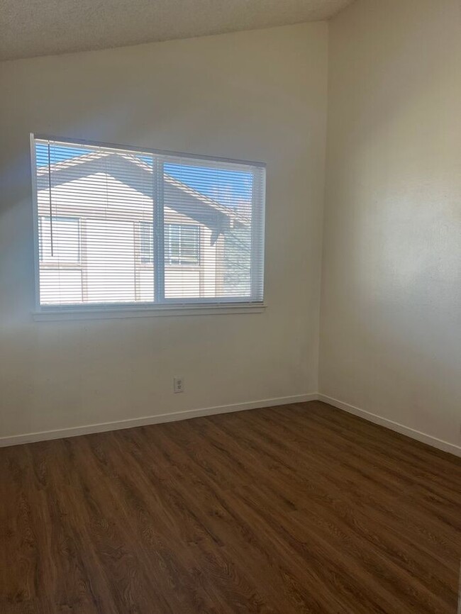 Building Photo - Spacious 3 Bedroom Townhouse in Sparks