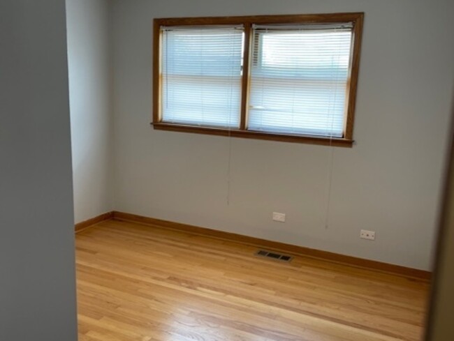 Building Photo - 4570 N Narragansett Ave