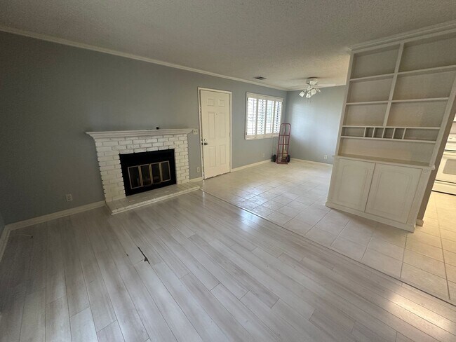 Building Photo - One Bedroom in a Great Community, Excellent Location, with a Pool!