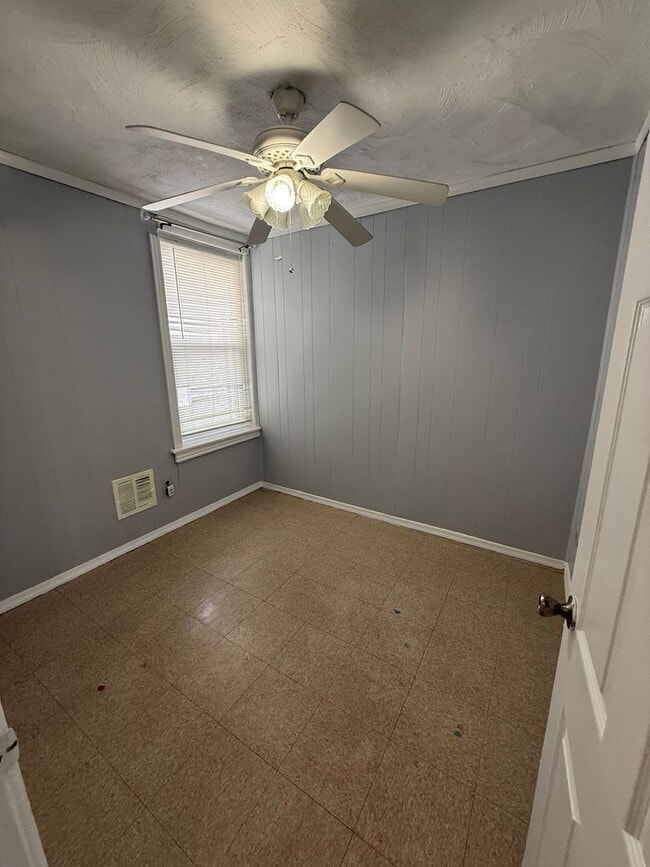 Building Photo - 3 Bedroom Home Steps to LaSalle University