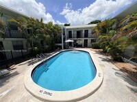 Building Photo - 465 S Royal Poinciana Blvd