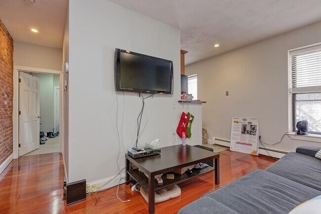 Building Photo - NO FEE - Renovated Two Bed Near Northeastern