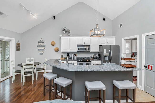 Building Photo - Fully Furnished Mid Term Lease