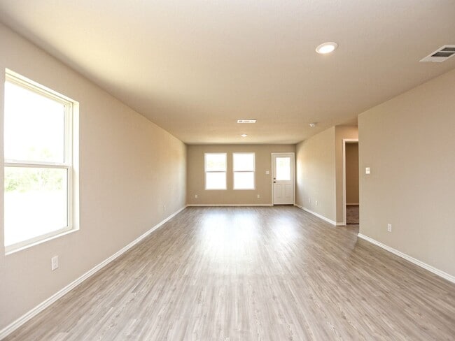 Building Photo - BEAUTIFUL 4BR/2BA - 1627 SF - WATERWHEEL!