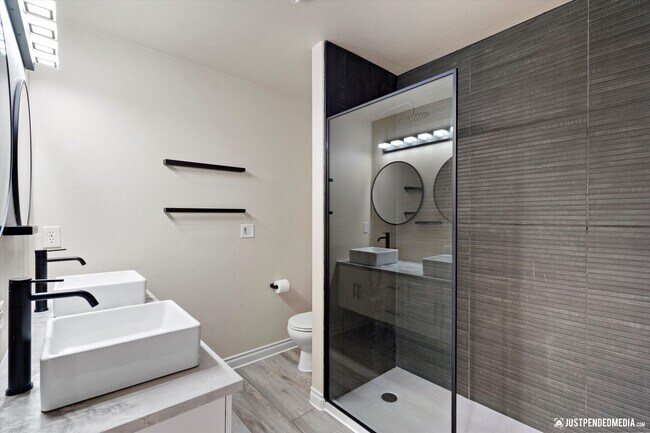 Building Photo - Modern & Stylish Townhome!