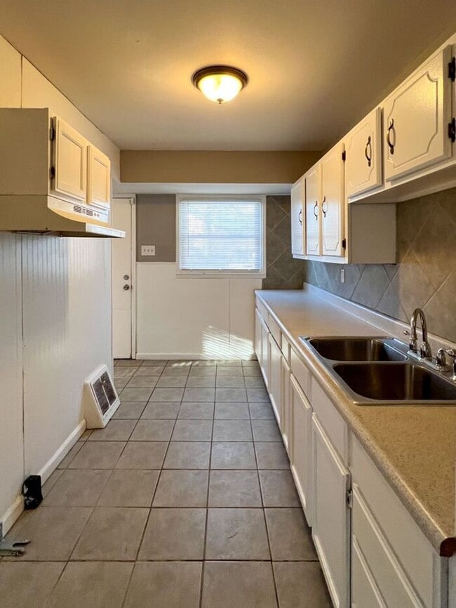 Building Photo - Charming 3 bedroom St Louis home near Nort...
