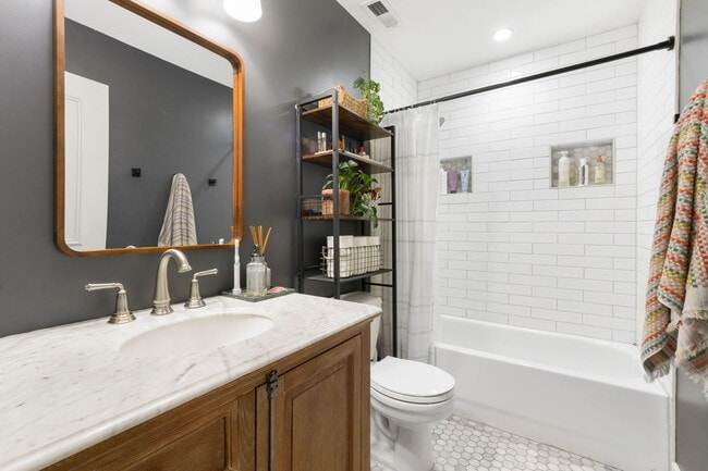 Building Photo - 1500 W Monroe St