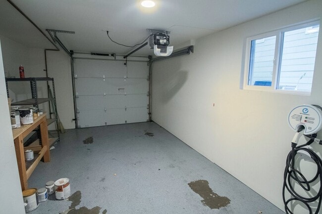 Building Photo - Beautiful Maple Leaf Home