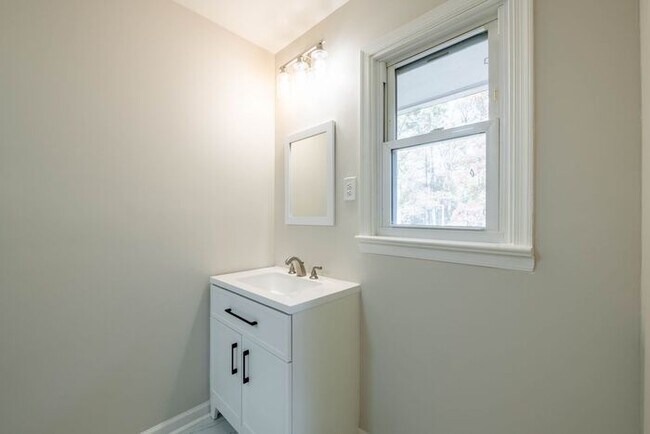 Building Photo - Newly remodeled 3/2.5