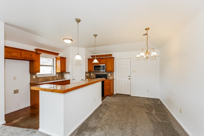 Building Photo - 413 Maplewood St