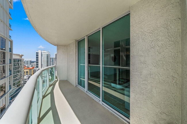 Building Photo - 347 N New River Dr E