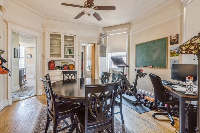 Building Photo - 3140 N Kenmore Ave