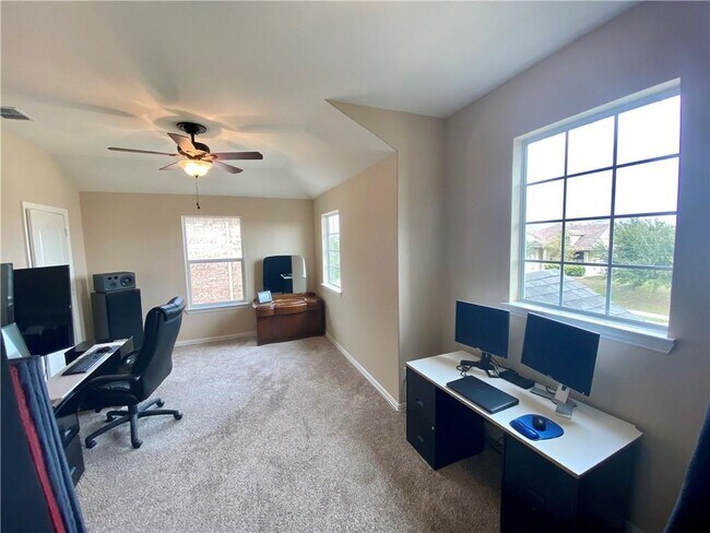 Building Photo - 607 Easton Dr