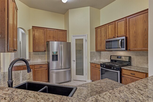 Building Photo - 8007 N Tarrytown Crossing Dr