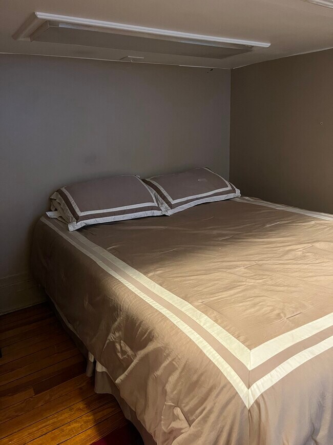 Building Photo - 20 E Goethe St