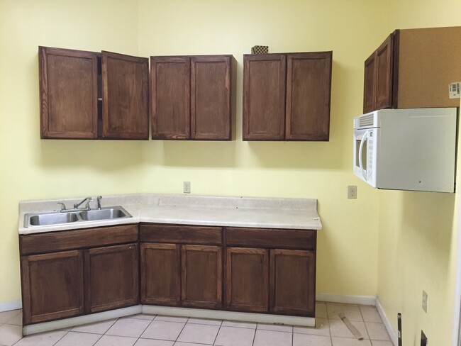 Building Photo - **UPCOMING**4 bedroom / 2 bathroom Home fo...