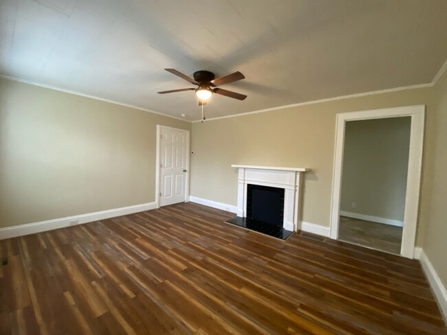 Building Photo - 2 Bedroom, 1 bath home with conditioned ba...