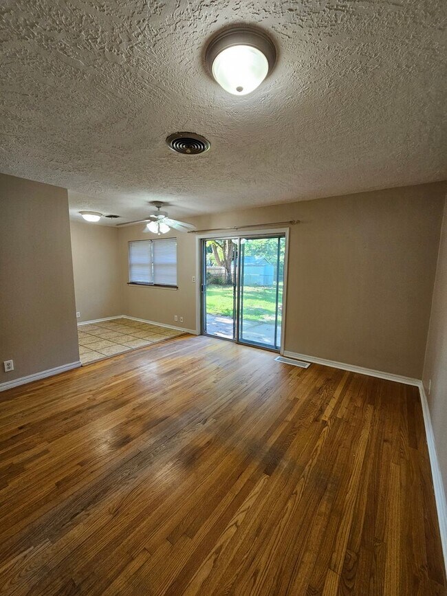 Building Photo - (3) Bed/(1.5) Bath in Core Norman Avail No...