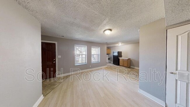 Building Photo - 714 E 3rd St