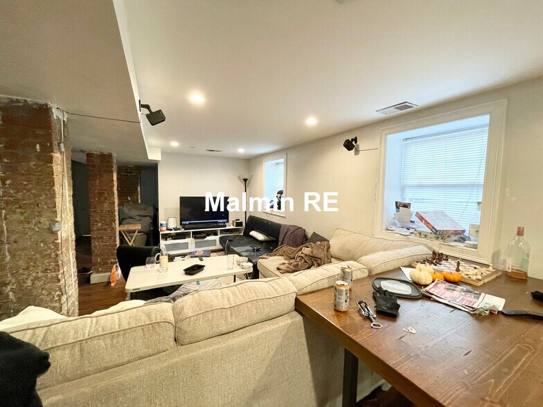 Building Photo - 998 Tremont St