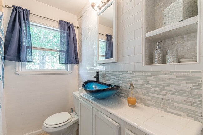 Building Photo - 409 Aero Ave