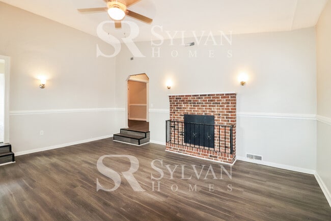 Building Photo - Immaculately kept 4 bedroom, 2 bathroom home