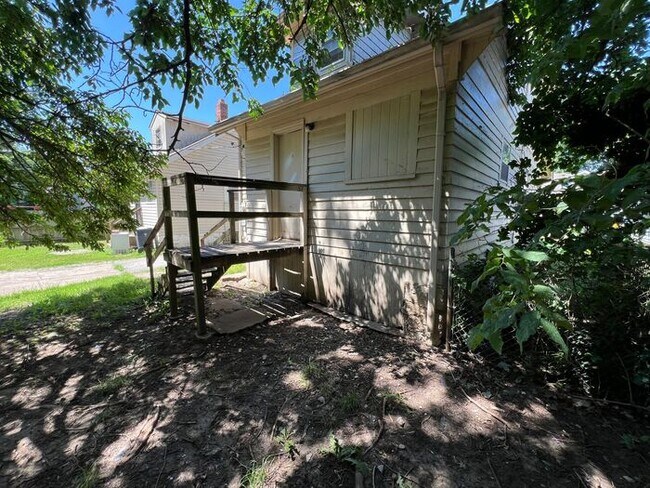 Building Photo - 3 Bed/1 Bath Home with Fenced Yard / Pet-Friendly / Vouchers Accepted / Coming Soon!