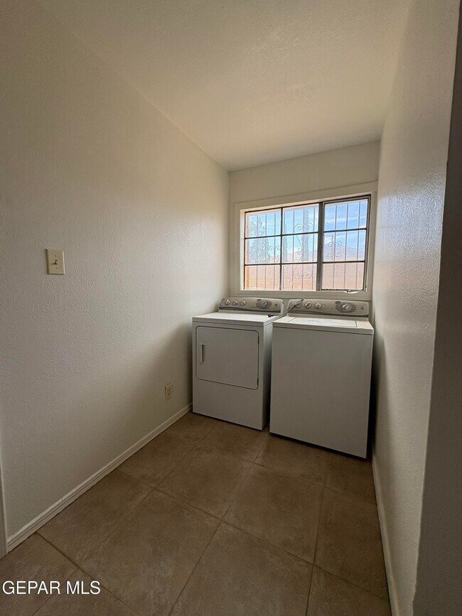 Building Photo - 4900 Debeers Dr