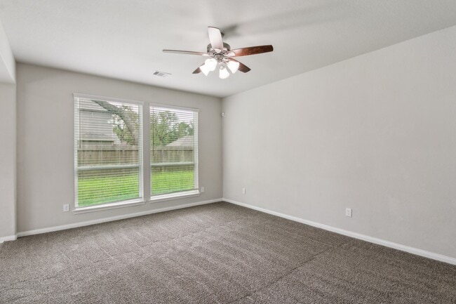 Building Photo - 303 Woodhaven Dr