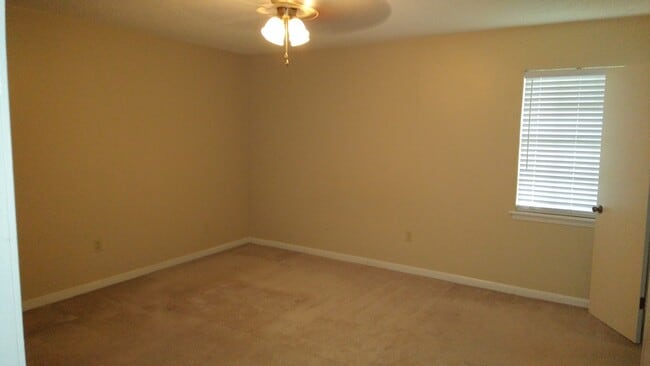 Building Photo - 905 Chinquapin Dr